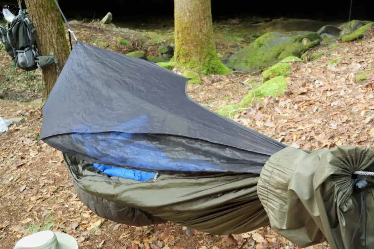 Hammock and quilt setup on the trail to keepmaximum warmth